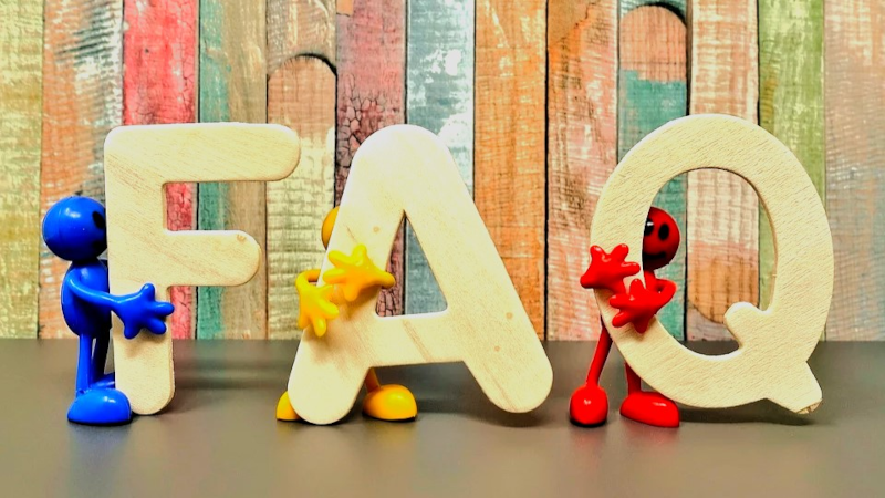 FAQ in Grossbuchstaben durch kleine Männchen gehalten